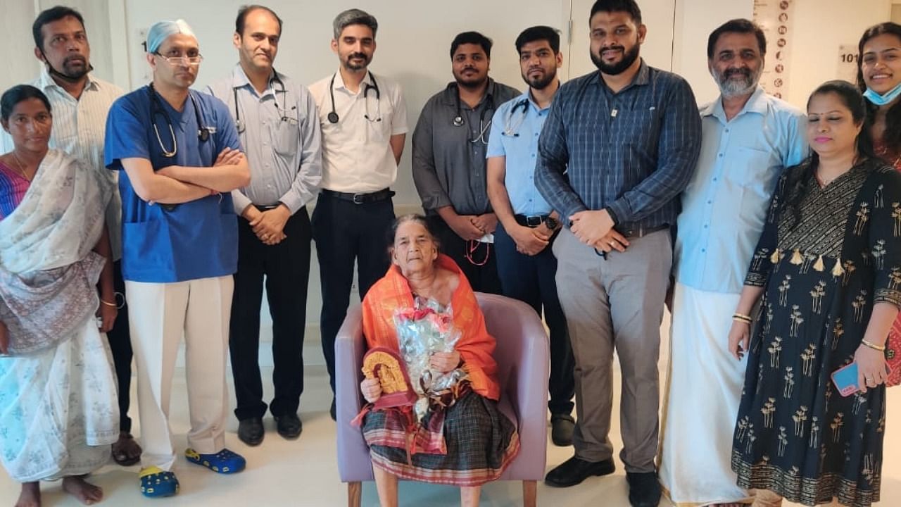 Sukri Bommagowda with doctors and well-wishers at the hospital in Mangaluru. Credit: Special arrangement