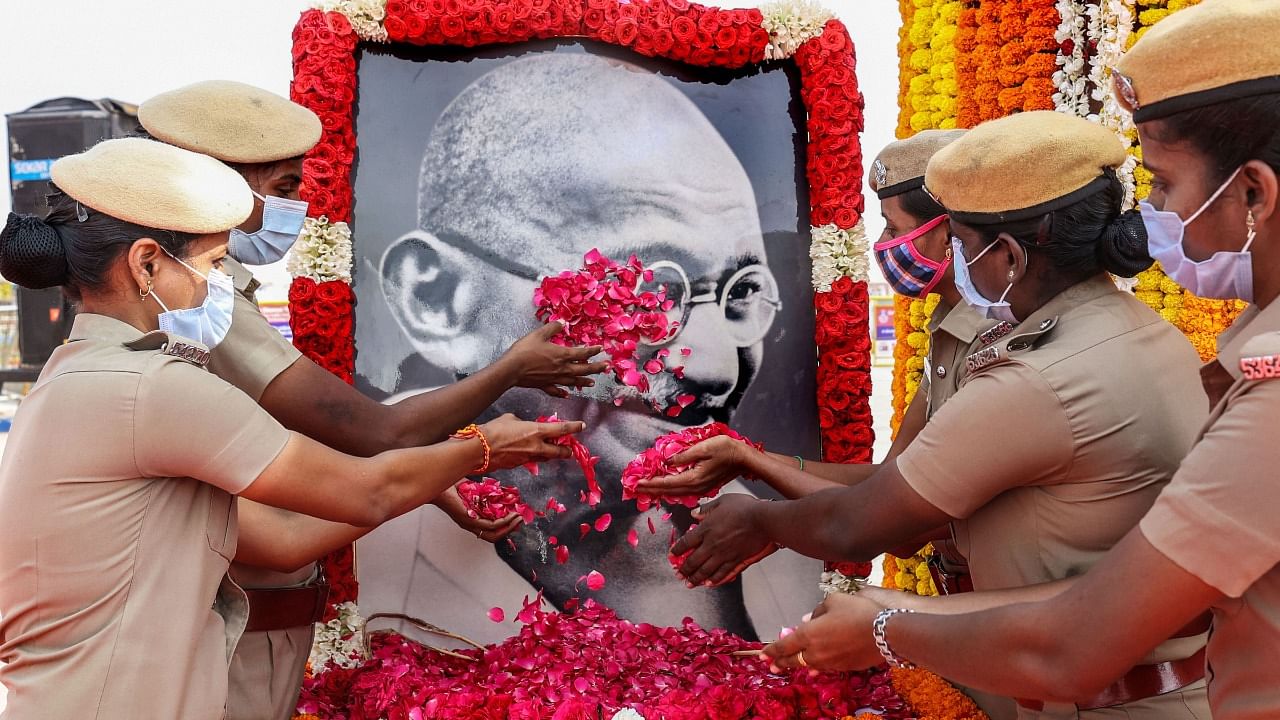 Police personnel pay tribute to Mahatma Gandhi. Credit: PTI Photo