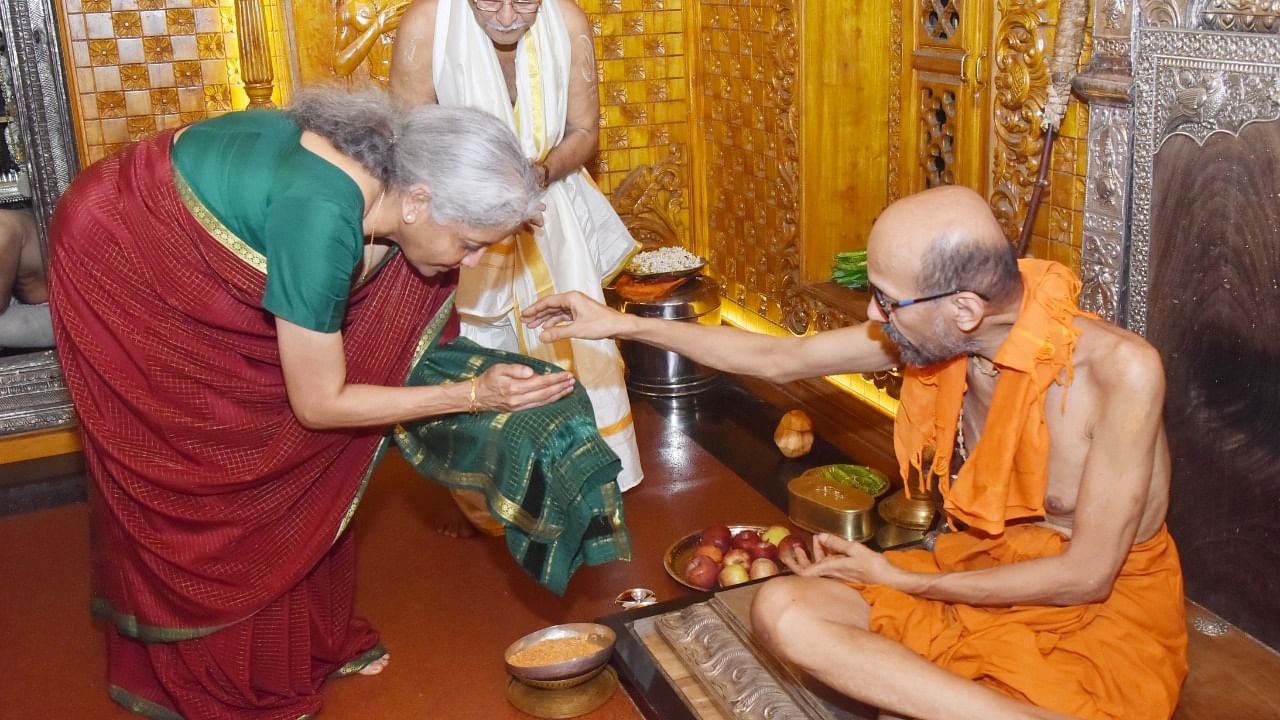 Union Finance Minister Nirmala Sitharaman receiving prasadam from aryaya Krishnapura mutt seer Vidyasagara Theertha Swamiji at Udupi. Credit: Special arrangement