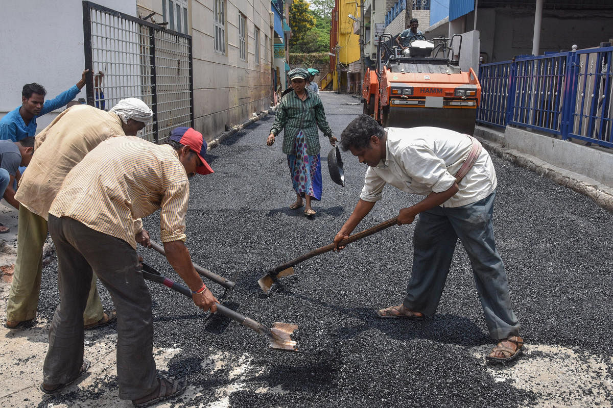 The government’s decision has failed to appease the contractors too. For, according to them, it doesn’t address issues concerning tenders below Rs 50 crore. Credit: DH Photo