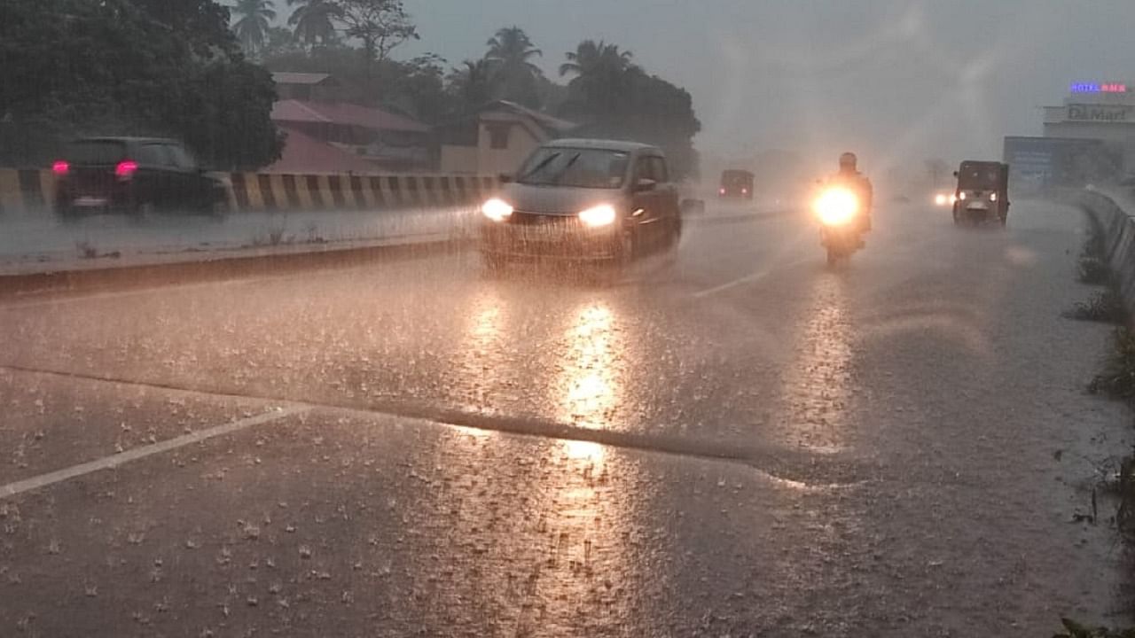 Heavy rain lashed Mangaluru on Monday evening. DH Photo