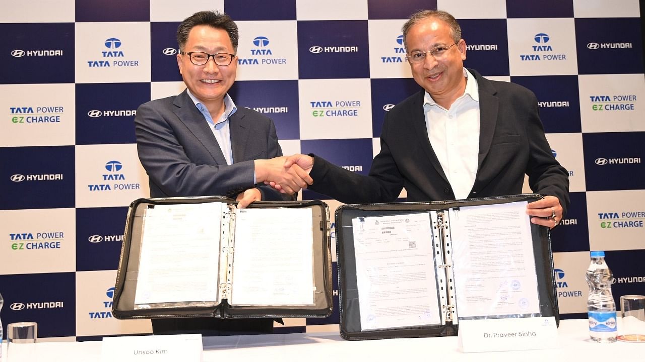 Hyundai Motor India Ltd MD & CEO Unsoo Kim (R) with Tata Power MD and CEO Praveer Sinha. Credit: Special Arrangement