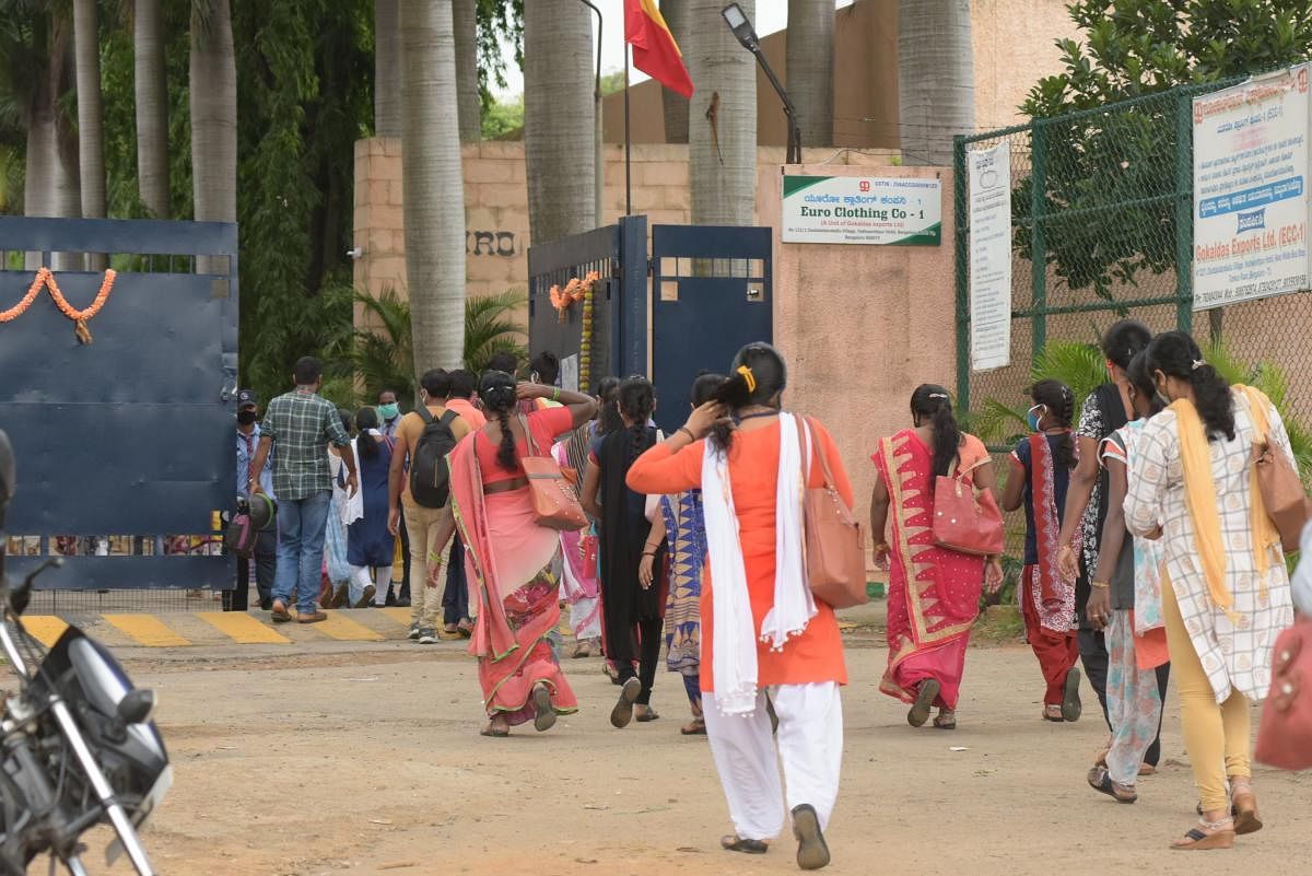 According to a workers’ union, less than 5% of garment factory workers commute by BMTC buses, and an equally small number have the option of subsidised company transport. DH Photo/ B H Shivakumar. Pic for representation