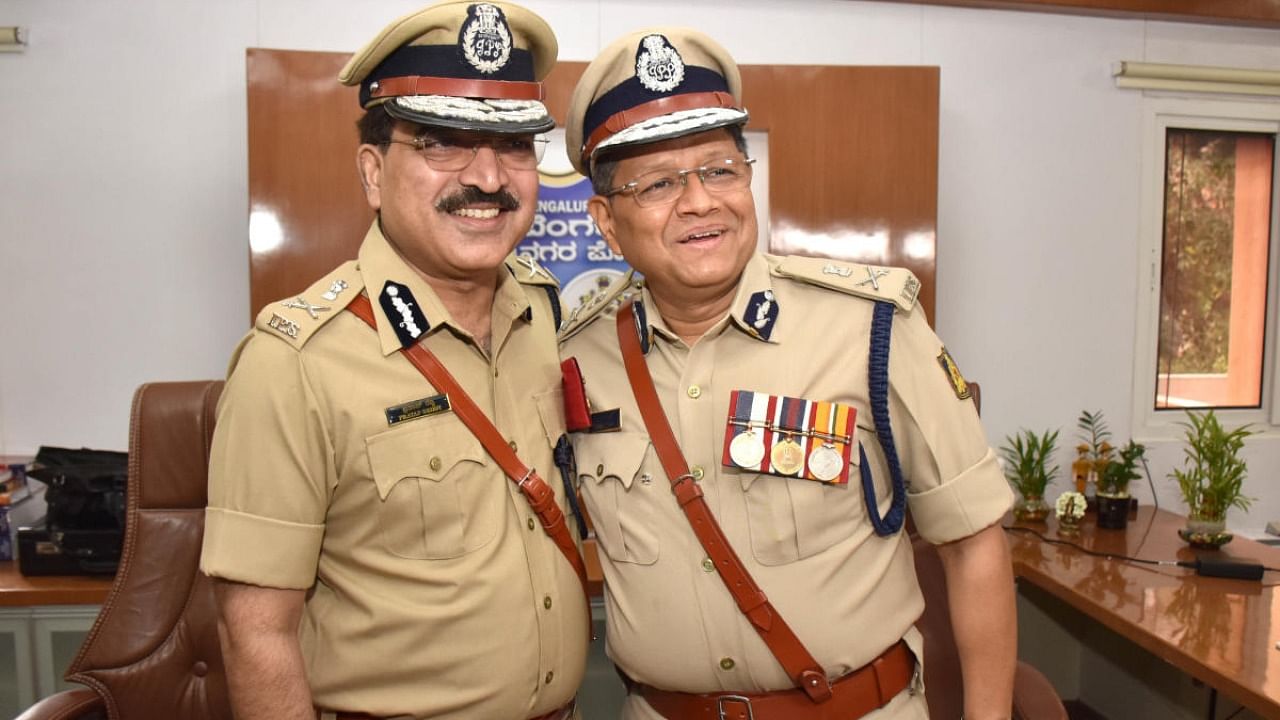 New Bengaluru police commissioner C H Pratap Reddy with (R) former police chief Kamal Pant at the police commissioner's office in Bengaluru on Tuesday. Credit: DH Photo