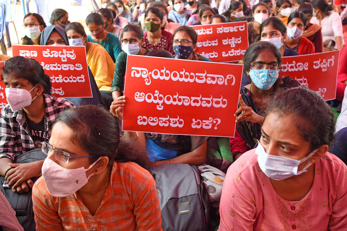 Several candidates protest in Bengaluru as the state government cancelled the Police Sub-Inspectors recruitment and announced re-exam to be conducted. Credit: DH Photo