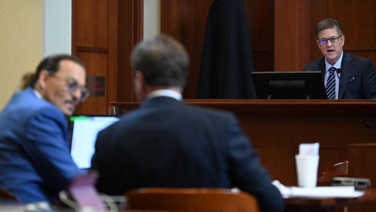 Douglas Bania (R), licensing and damages expert, testifies in the courtroom at the Fairfax County Circuit Court in Fairfax, Virginia. Credit: AFP Photo