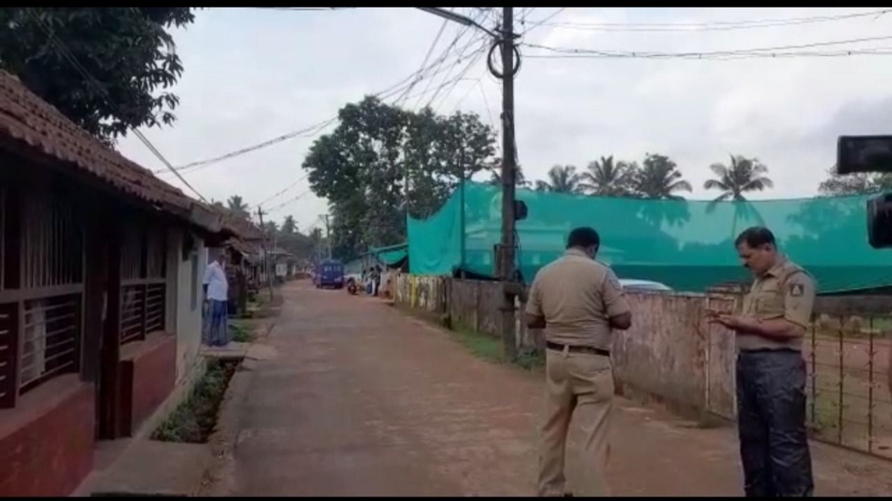 Police personnel posted outside the masjid at Malali in Ganjimutt on the outskirts of Mangaluru. Credit: Special Arrangement