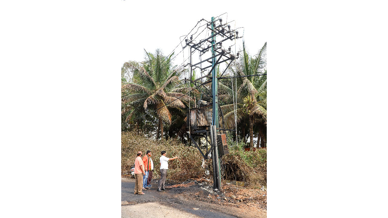 The 19 year-old Chaitanya who was under treatment for the burn injuries has succumbed to injuries in the wee hours on Thursday. She and her father had sustained severe injuries in transformer blast incident, near Nice Road, at Manganahalli out skirts of Bengaluru. Credit: DH Photo