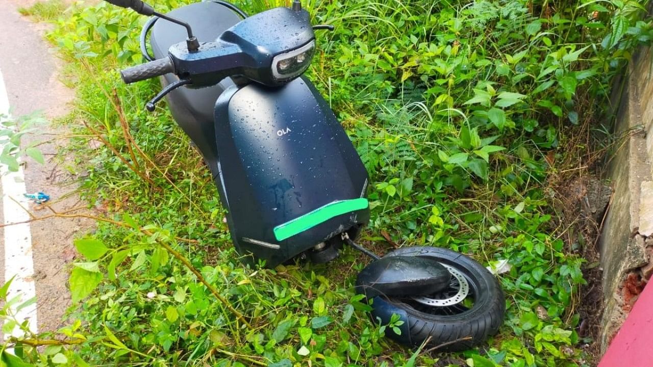 Front suspension of Ola Electric's scooter broken while riding, claims user. credit: IANS Photo