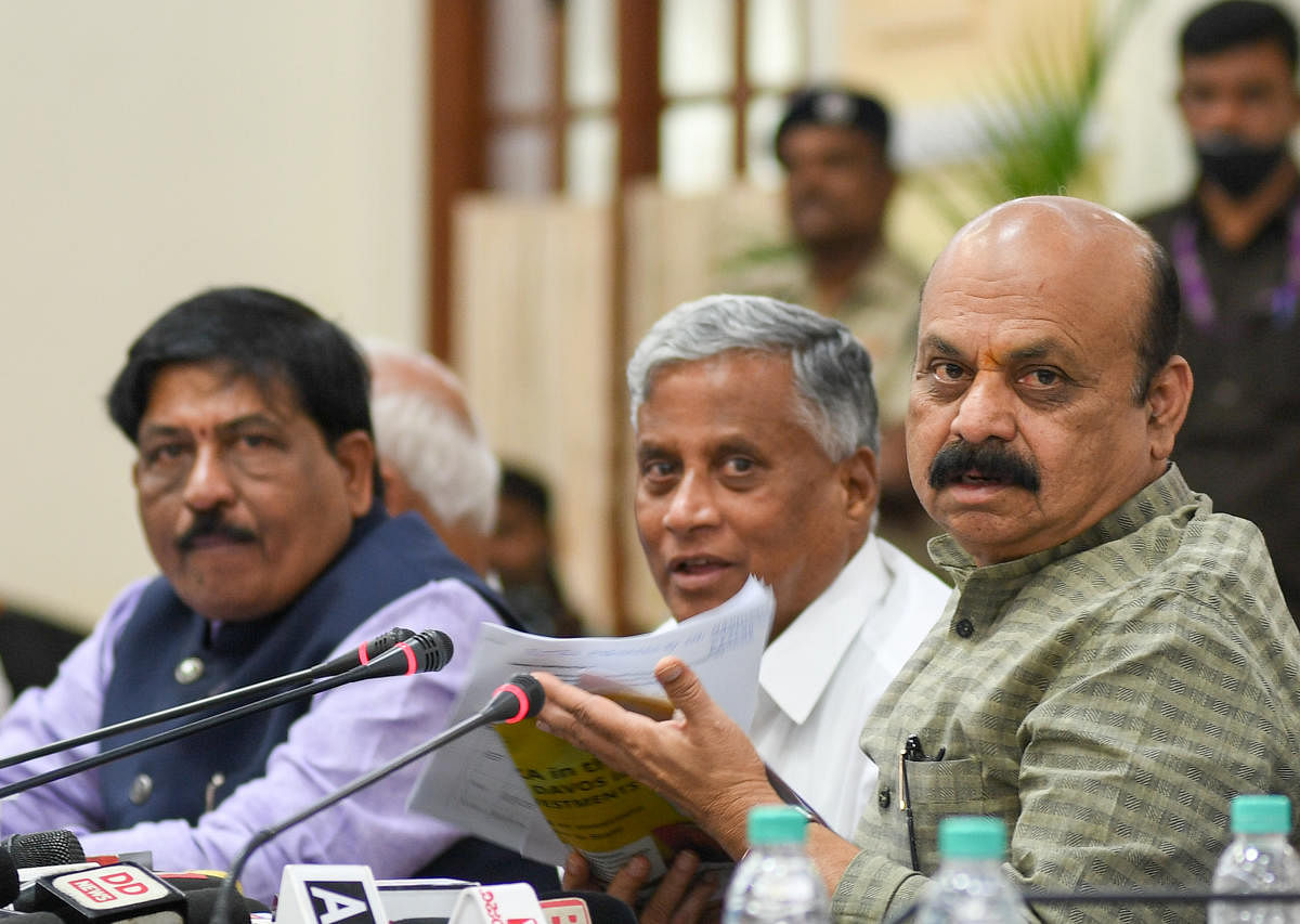 Chief Minister Basavaraja Bommai addresses media on the outcome of the 'World Economic Summit -2022 in Davos', at Vidhana Soudha in Bengaluru on Friday. Ministers Murugesh Nirani and V Somanna are seen. DH Photo/ B H Shivakumar