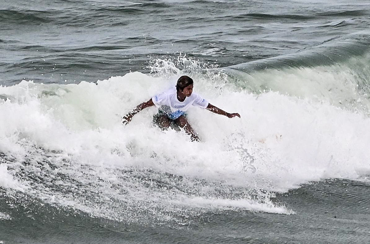   Sugar Banarse from Goa in action during  Indian Open of Surfing 2022 at Panambur beach. DH photo/Irshad Mahammad