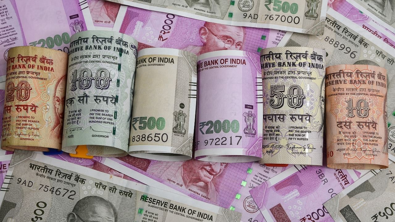 The RBI's annual report for FY22 showed the value of the total Rs 2,000 notes in circulation dropped to 13.8% from 17%. Credit: iStock Images