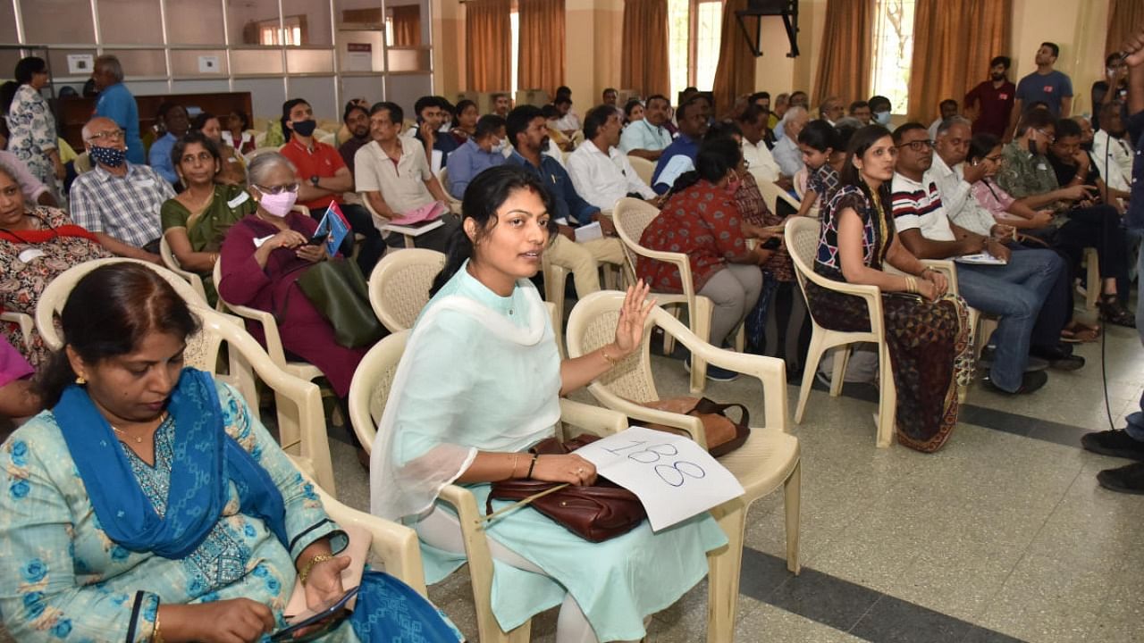 Members of the public participate at the Bruhat Bengaluru Ward Samiti Samavesha, a community event, organised by Janaagraha, at Mount Carmel College in Bengaluru. Credit: DH Photo