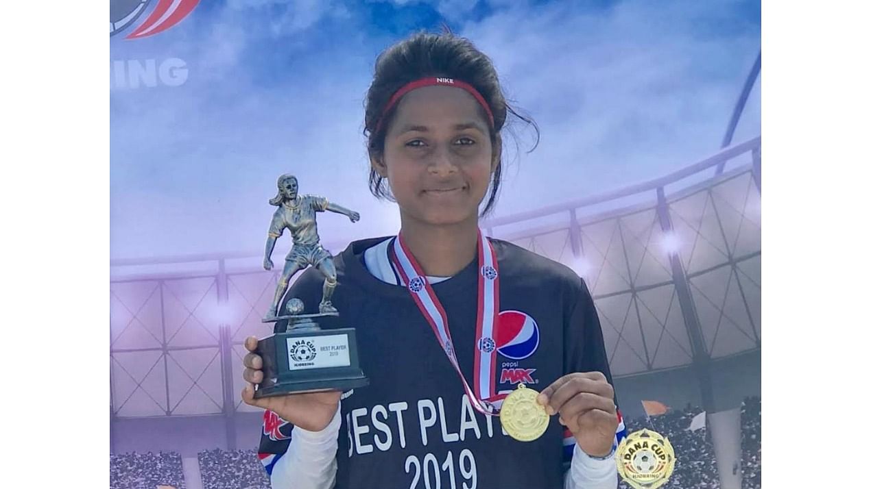 Anita receiving the 'Best Player' award after a tournament. Credit: Anand Prasad Gope