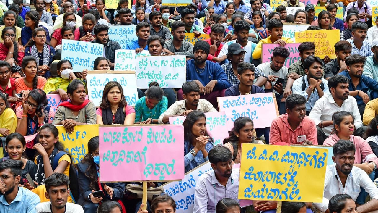 Around 2,000 students participated in the protest at the Jnanabharathi campus on Monday. Credit: DH photo/Ranju P