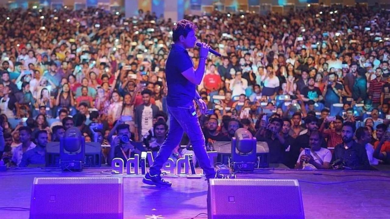 Bollywood playback singer Krishnakumar Kunnath, popularly known as 'KK' during his performance, at Nazrul Mancha in Kolkata, Tuesday, May 31, 2022. Credit: PTI Photo