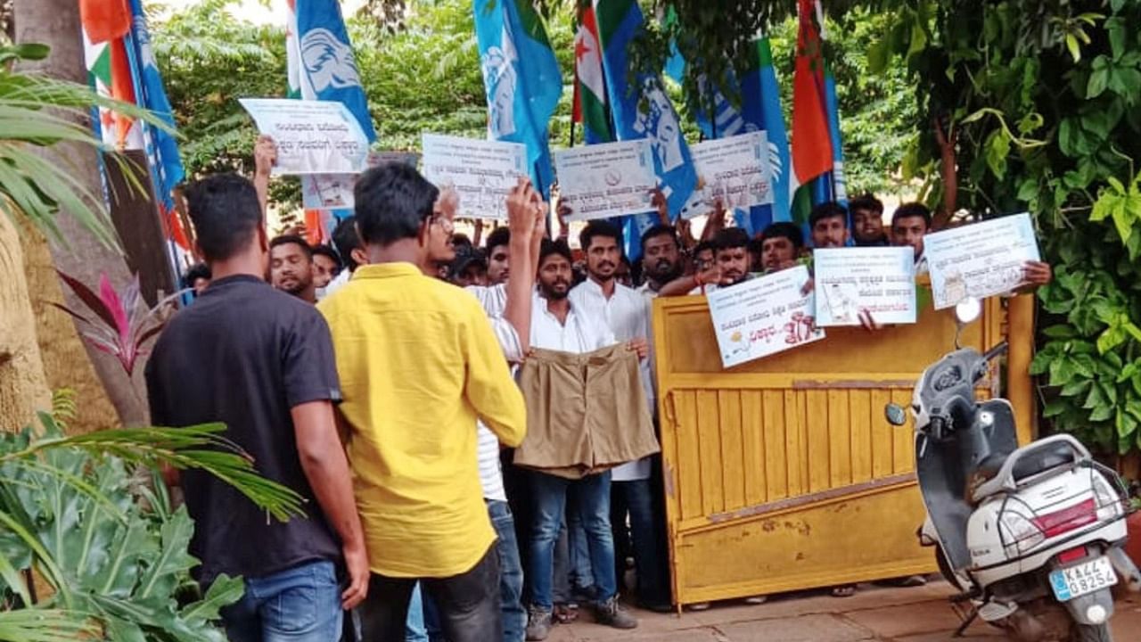 The activists of the National Students Union of India stage a protest in front of the residence of Primary and Secondary Education Minister B C Nagesh in Tiptur, Tumakuru district, on Wednesday. Credit: DH photo