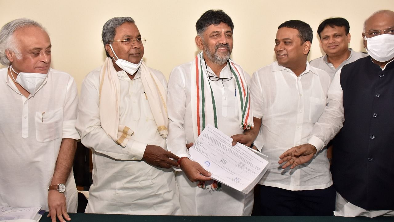 KPCC President DK Shivakumar and CLP leader Siddaramaiah handover Bform to 2nd candidate for Rajya sabha election Mansoor Ali Khan of Karnataka Congress general secretary at Vidhana Soudha in Bengaluru. Credit: DH Photo