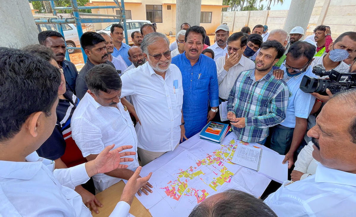 The Legislative Committee on Petitions inspects the Nadaprabhu Kempegowda Layout on Thursday. MLA Suresh Kumar, BDA chairman S R Vishwanath along with officials from various departments were present. Credit: DH Photo/PUSHKAR V