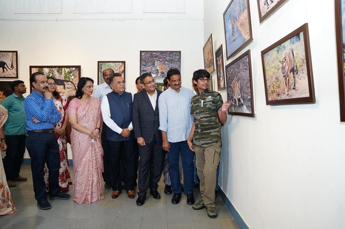 Amoghavarsha (extreme right) with the guests at the inauguration.