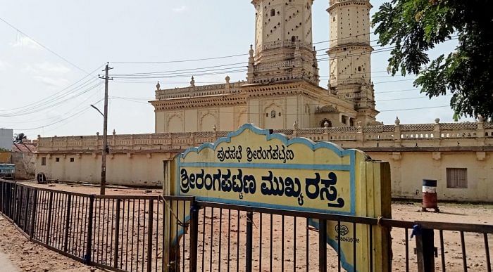 A temporary fence erected around around Jamia Masjid in Srirangapatna town, Mandya district. Credit: DH Photo