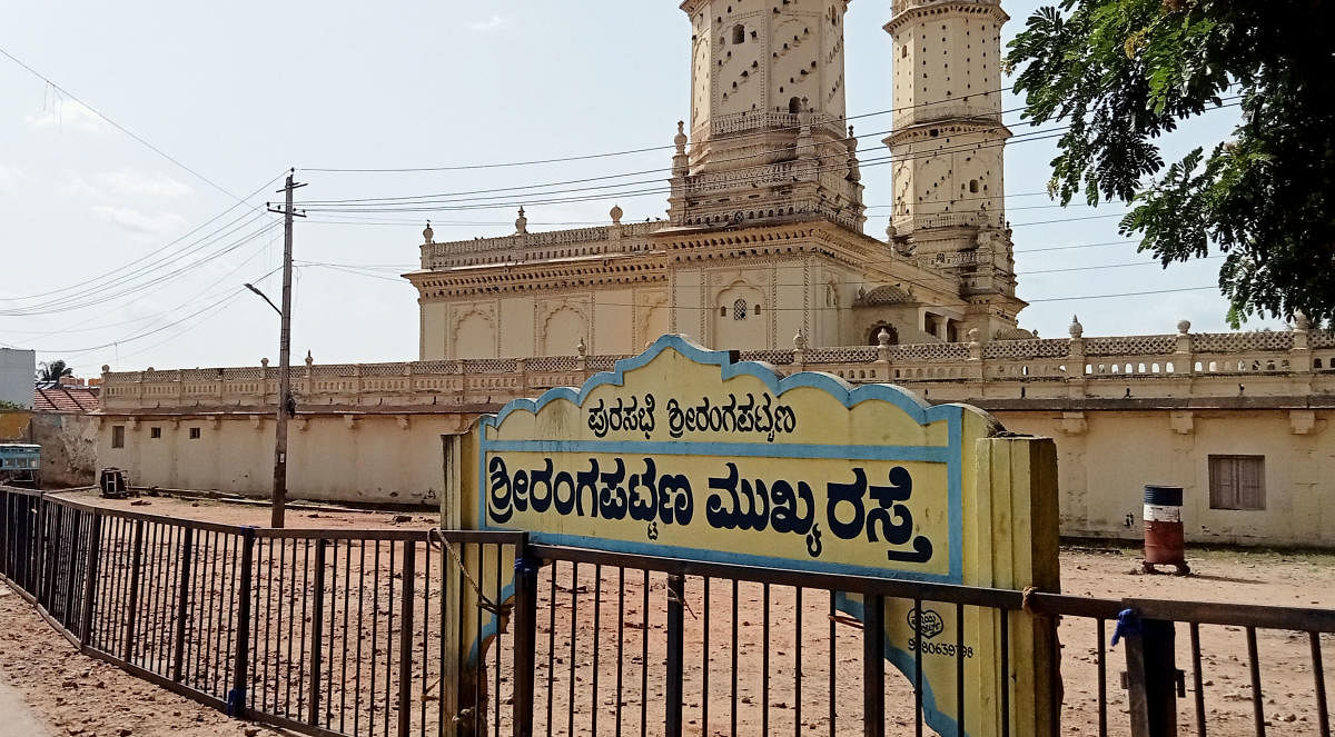 A temporary fence erected around around Jamia Masjid in Srirangapatna town, Mandya district. Credit: DH Photo