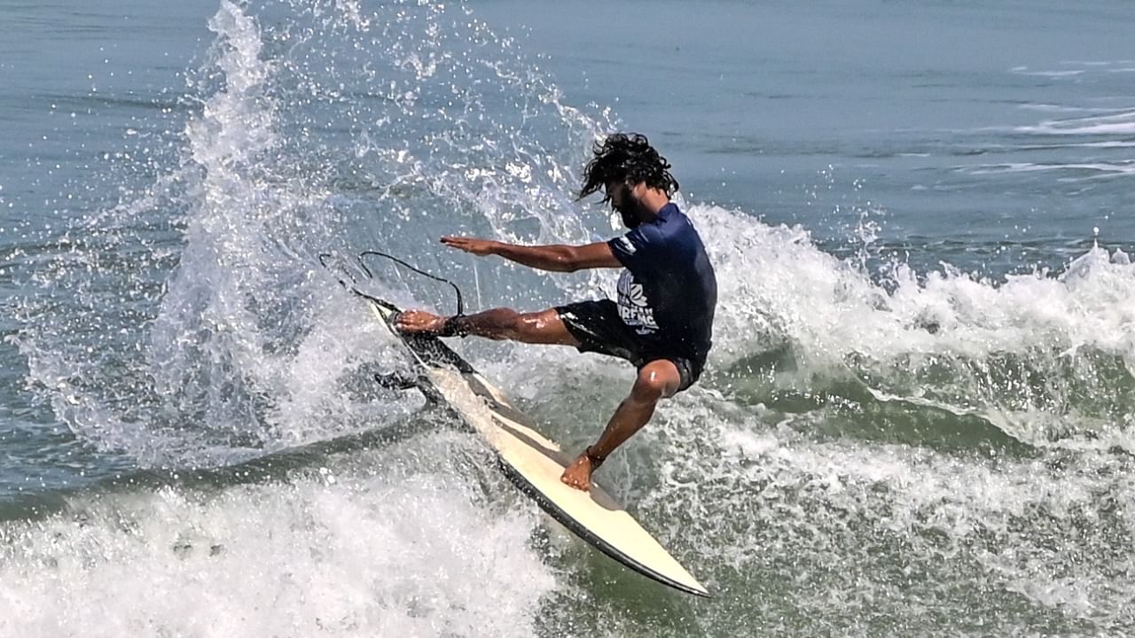 Karnataka’s Ramesh Budhial in action during Indian Open of Surfing at Panambur beach on Sunday. Credit: DH Photo/Irshad Mahammad