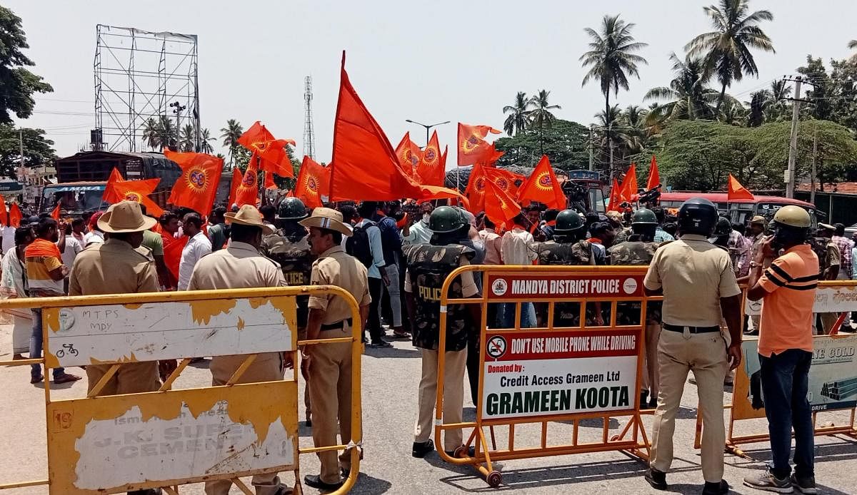 The police stop Hindu activists from taking out 'Moolamandira Chalo', a movement to perform puja at Jamia Masjid, in Srirangapatna, Mandya district, on Saturday. Credit: DH Photo