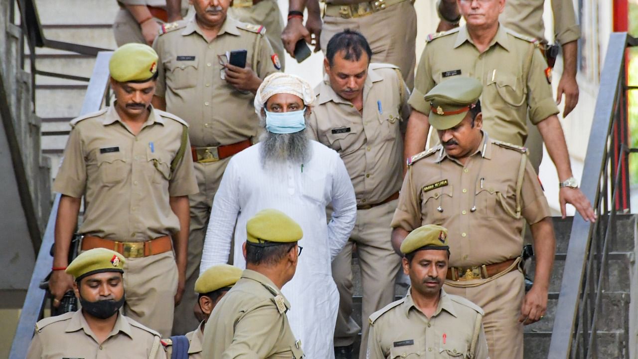 Waliullah Khan, the convict in the 2006 Varanasi serial blasts case being brought to the Ghaziabad district and sessions court. Credit: PTI Photo