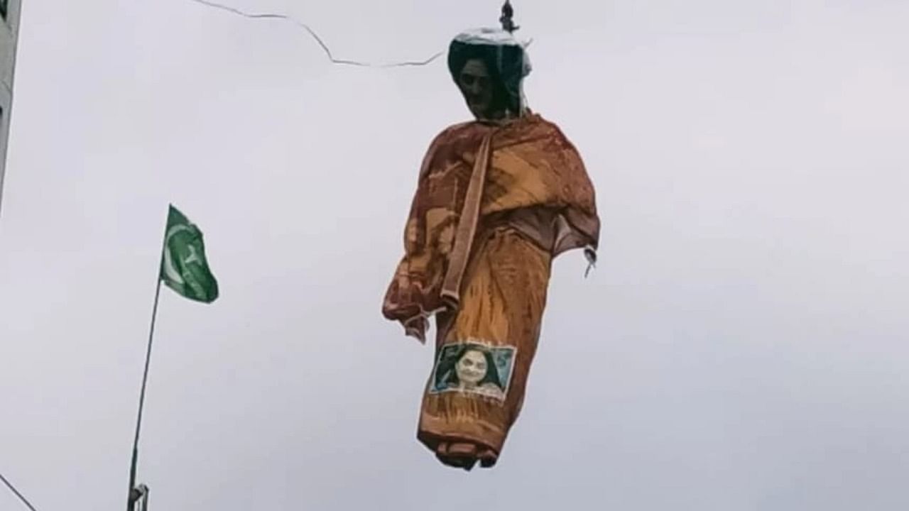 Effigy of suspended BJP leader Nupur Sharma found hanging on cables at Fort Road in Belagavi on Friday. Credit: DH Photo