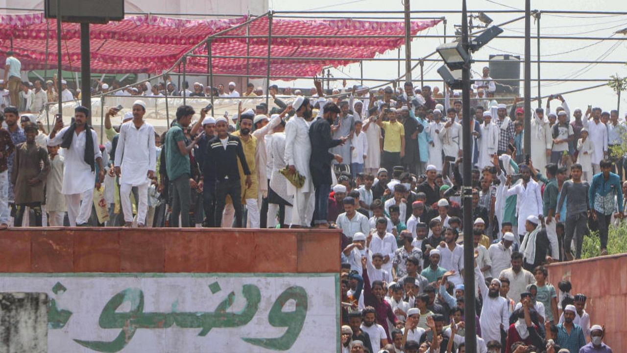 Muslim devotees raise slogans against former BJP spokesperson Nupur Sharma after Friday prayers at Tile Wali Masjid, in Lucknow, Friday, June 10, 2022. Credit: PTI Photo