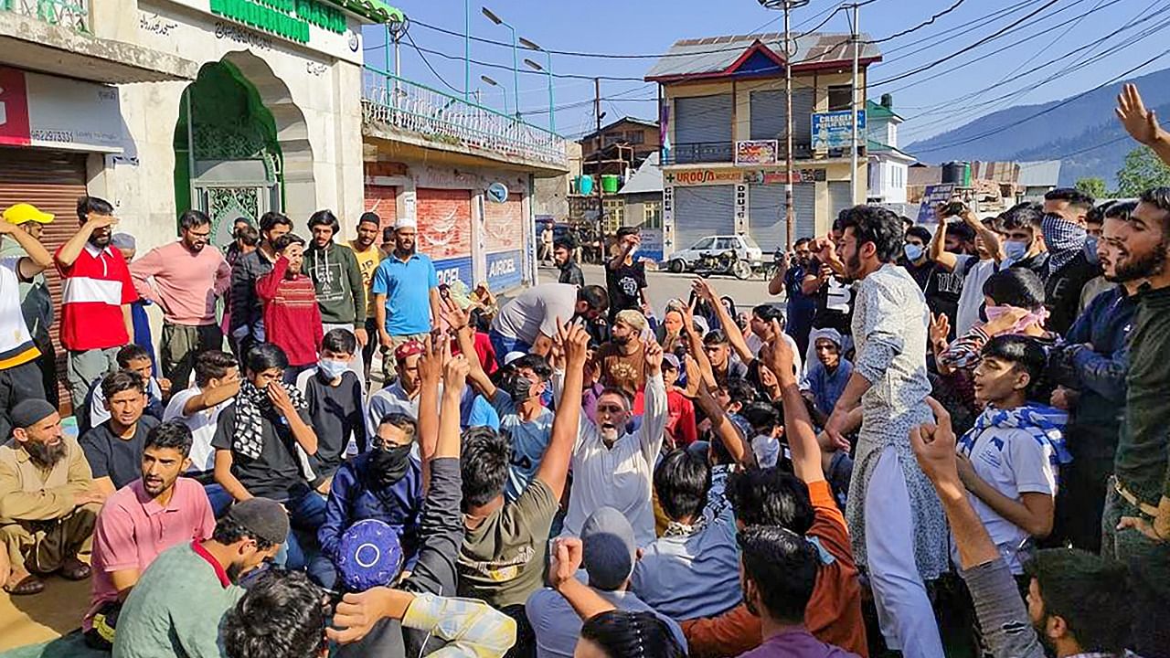 People stage a protest over the controversial remarks made by two now-suspended BJP leaders about Prophet Mohammad, at Bhaderwah. Credit: PTI Photo