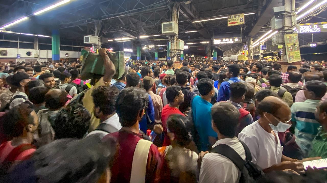 A crowded railway station as authorities cancelled several local trains after violence erupted during a protest over controversial remarks made by two now-suspended BJP leaders about Prophet Mohammad, in Howrah. Credit: PTI Photo