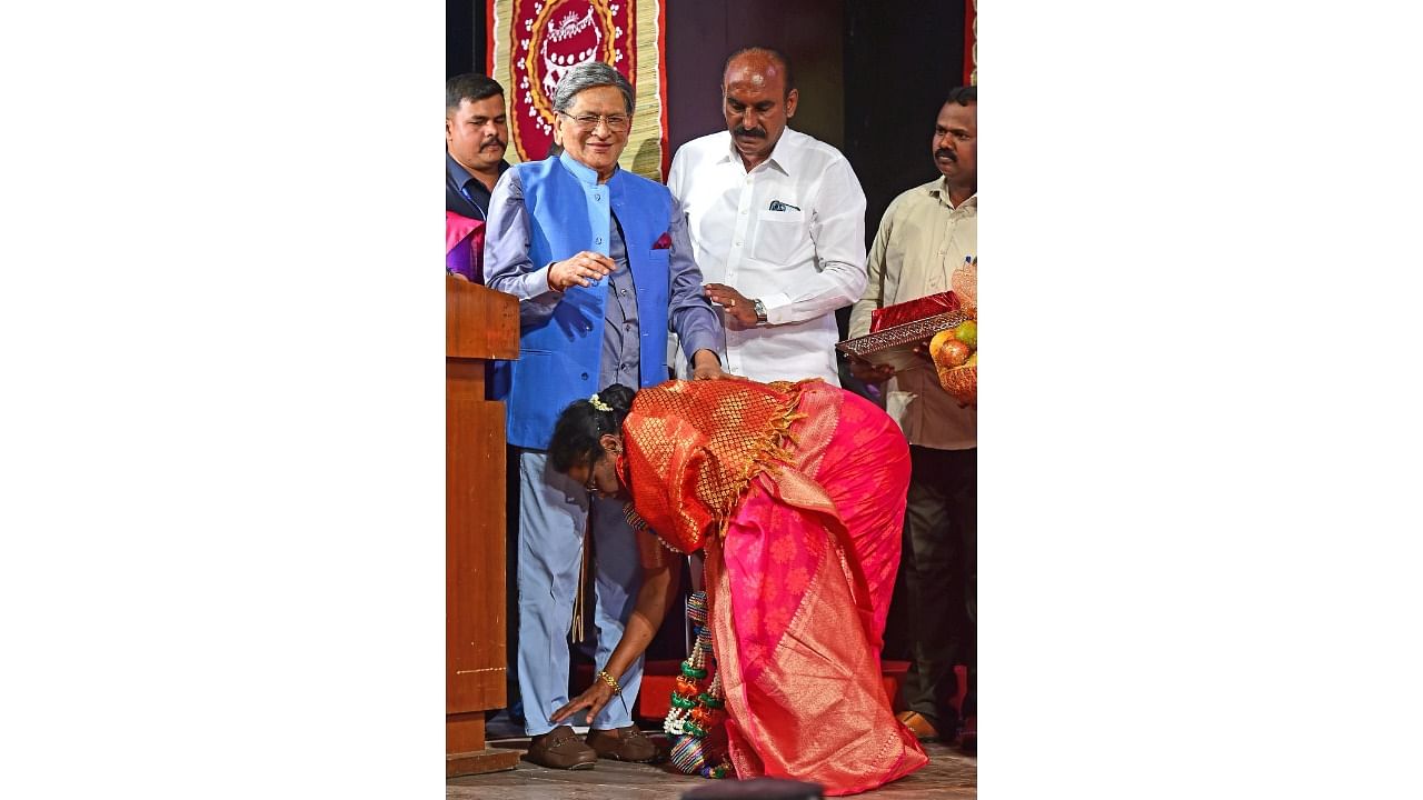 Senior Congress leader Motamma seeks blessings of BJP leader S M Krishna at an event to release her biography, in Bengaluru, on Friday. Credit: DH Photo