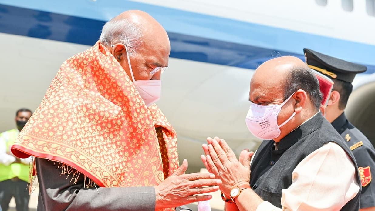 President Ram Nath Kovind being welcomed by Karnataka Chief Minister Basavaraj Bommai upon his arrival, in Bengaluru. Credit: Twitter/@rashtrapatibhvn