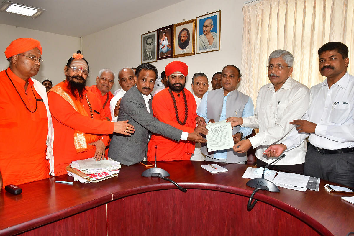 The delegation, led by Harihar Panchamasali Mutt seer Vachanananda Swami, submitted a representation to Hegde. Credit: DH Photo