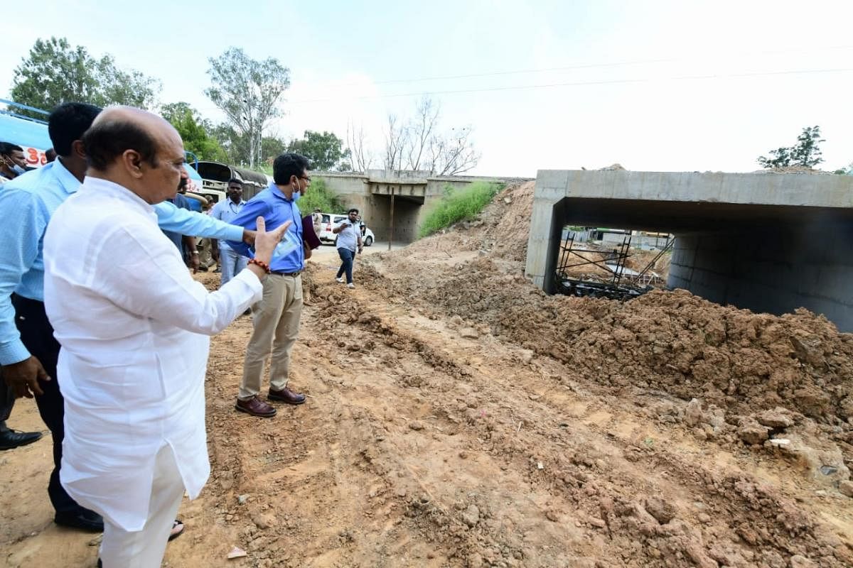 Chief Minister Basavaraj Bommai, BBMP chief Tushar Girinath and other officials during the inspection on Tuesday. Credit: DH Photo