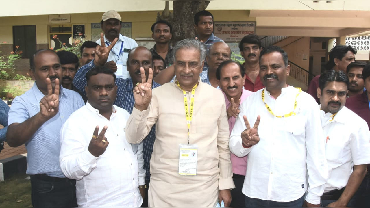 BJP candidate from Karnataka West Teachers Constituency Basavaraj Horatti flanked by supporters showing victory sign after emerging victorious from the constituency for the eight consecutive time in Belagavi on Wednesday. Credit: DH photo