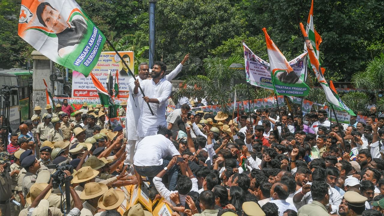 Police detained Congress leaders during Congress workers staging protest against Enforcement Directorate (ED). Credit: DH Photo