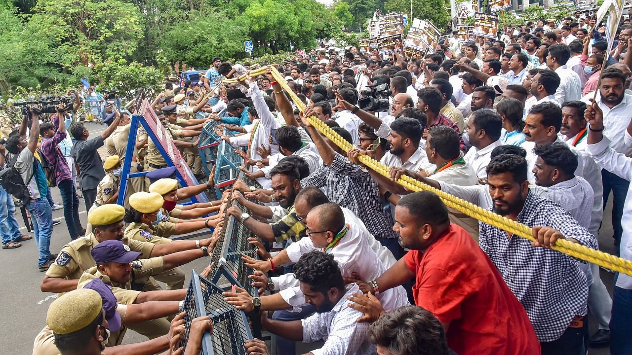 Police stop Telangana Congress workers' 'Chalo Raj Bhavan' march over ED's probe against Rahul Gandhi in the National Herald case. Credit: PTI Photo