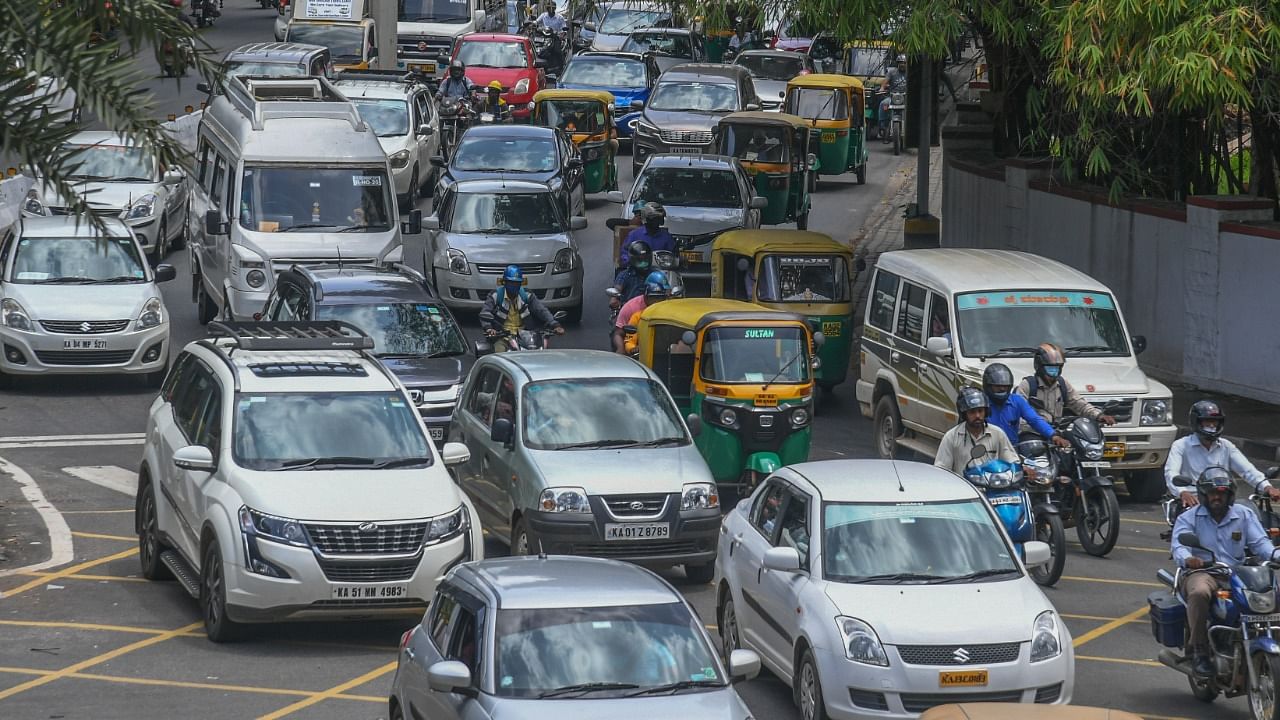 Traffic is seen at Sankey Road near Balabrooie guest house, during congress 'Raj Bhavan Chalo' protest in Bengaluru. Credit: DH Photo