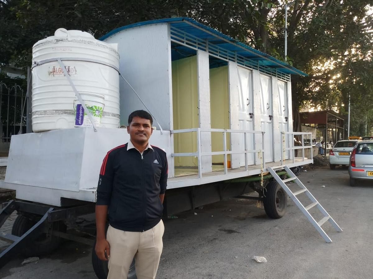 The mobile toilet at Goraguntepalya built by PSI Shanthappa Jademmanavar. DH Photo/B K Janardhan