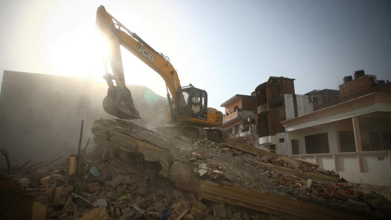 <div class="paragraphs"><p>A bulldozer demolishes a house.</p></div>