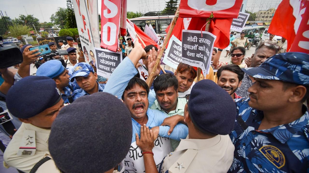 Security personnel in a scuffle with AIDSO activists during their protest amid 'Bharat Bandh', called to protest against Centre's 'Agnipath' scheme, in Patna, Monday, June 20, 2022. Credit: PTI Photo