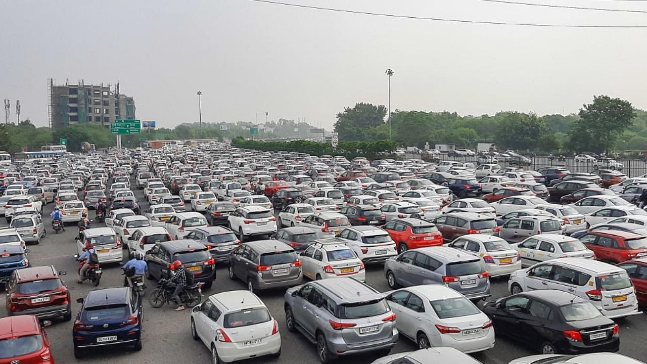 Heavy traffic jam on Delhi-Gurugram expressway as Delhi Police begins checking of vehicles ahead of the Congress' protest. Credit: PTI Photo