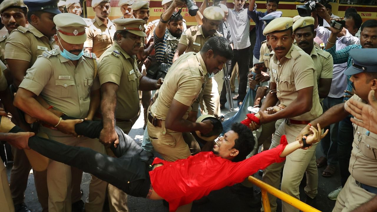 Police personnel detain Democratic Youth Federation of India (DYFI) activists during their protest amid 'Bharat Bandh', called to protest against Centre's 'Agnipath' scheme. Credit: PTI Photo