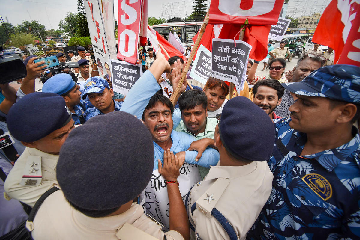 Security personnel in a scuffle with AIDSO activists during their protest amid 'Bharat Bandh', called to protest against Centre's 'Agnipath' scheme, in Patna. Credit: PTI Photo