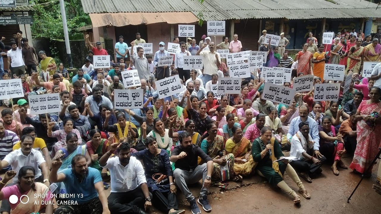 Villagers, under the aegis of Kollur, Balkunje, Ulipady Gramada Bhoosantrastara Hitharakshana Samithi, protesting at Balkunje in Mulki. Credit: DH Photo