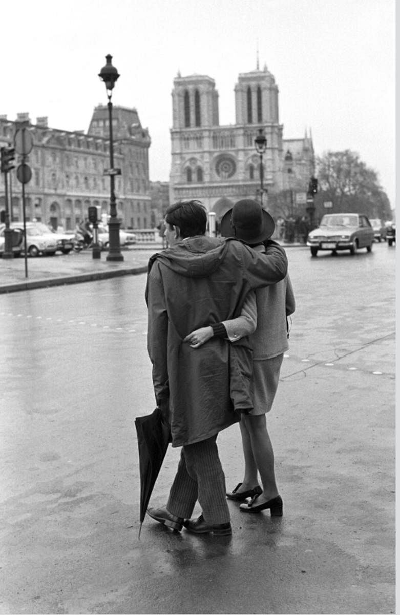 A couple at NotreDame, the iconiccathedral in Paris.