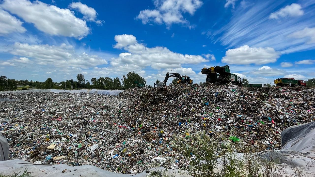 Every morning, Bengaluru dumps a mountain of garbage into a quarry in Mitaganahalli. Credit: DH Photo/ Pushkar V